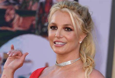 Infografika - Britney Spears ikonikus frizurái időrendben