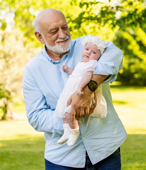 Apa segít a babát karjában tartani