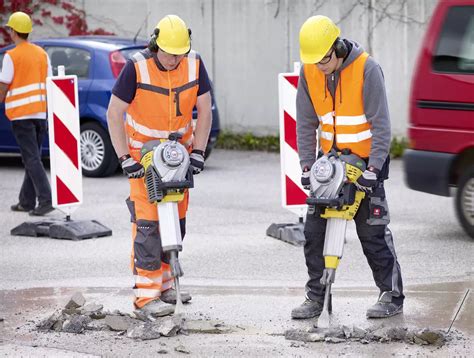 Bontókalapács használata építkezésen