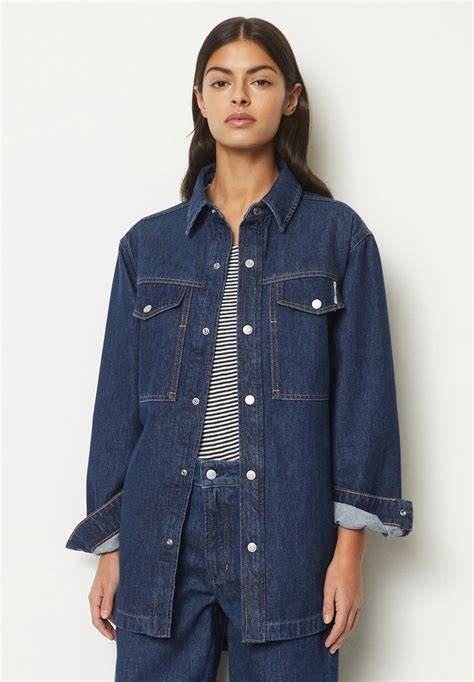 A denim divatirányzatok vizuális ábrázolása: mosott farmerok és kombinációik