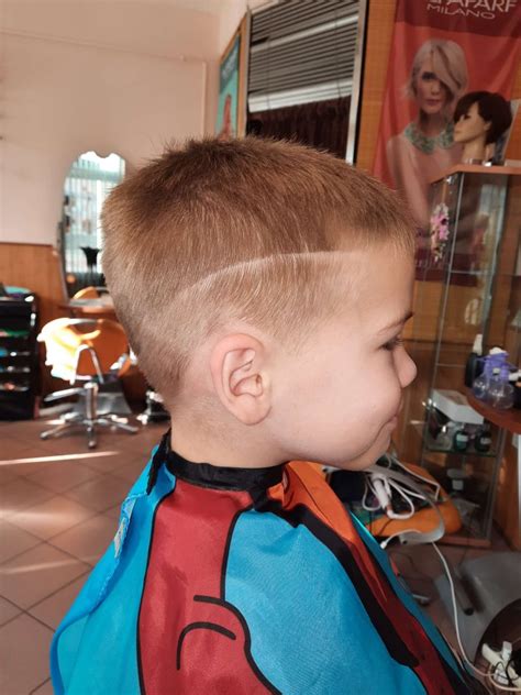 gyermek haj fésülése