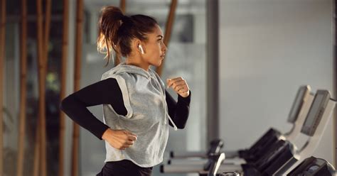 Nő lila hajpánttal sportolás közben