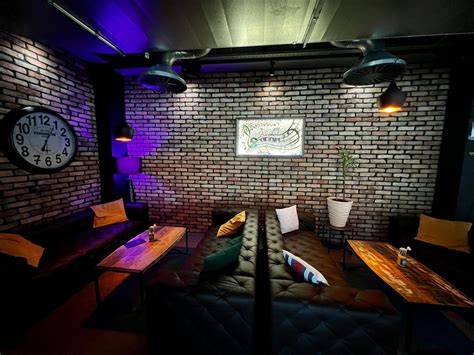 Modern szombathelyi fodrászszalon belső tere és relaxációs részleg