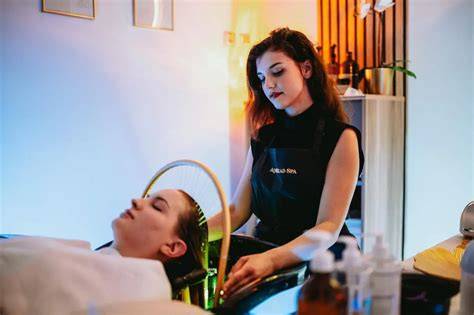 head spa kezelés képe a szalonban