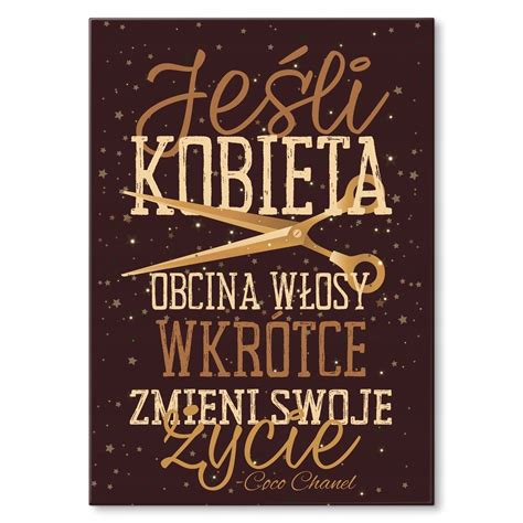 Egy nő hajat szárít hajszárítóval