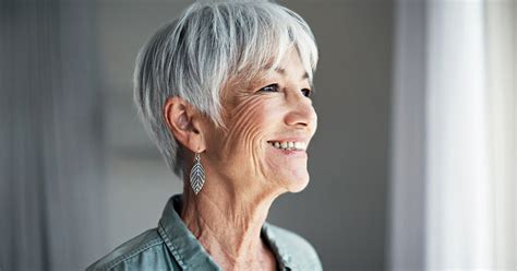 Nőies frizurák ősz hajból