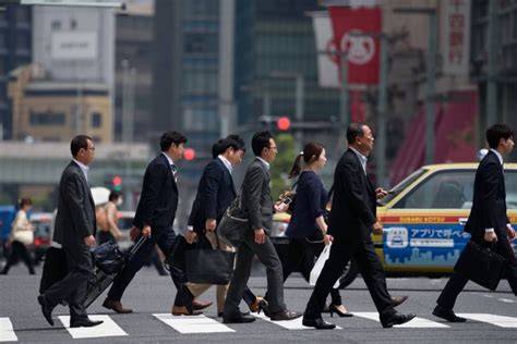 Infografika: a hagyományos japán munkahelyi struktúra és modernizáció átmenete