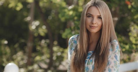 Gyermek arca különböző mimikával, ami a tikek megjelenését illusztrálja