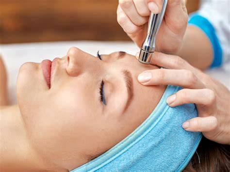 A dermaplaning arckezelés ábrája: a pengével a bőr felső rétegének eltávolítása
