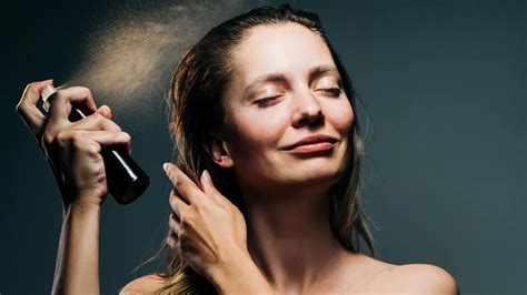 Nő barnító spray-t használ