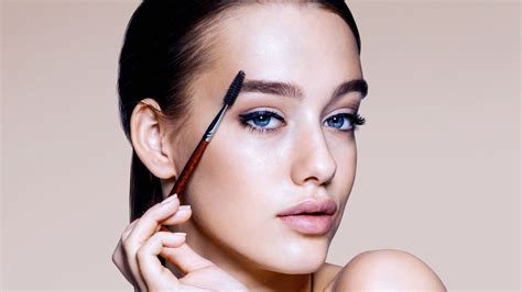 Szemöldökformázás kefével