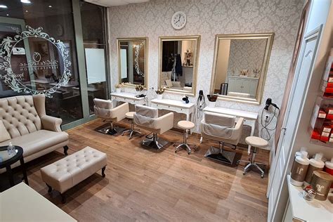 A fodrászat belső tere, bemutatva a modern és elegáns környezetet.