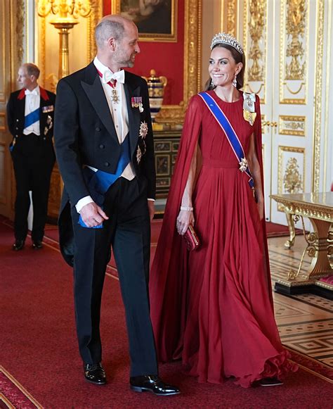 Menyasszony tiarával és konttyal