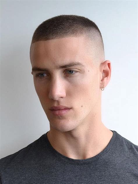 Átmenetes buzz cut oldalnézetben