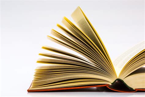 Kép egy régi könyv kinyitott lapjairól