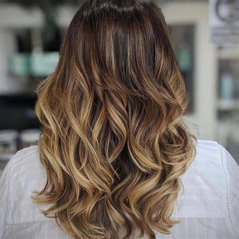 Ragyogó karamellás balayage vizuál