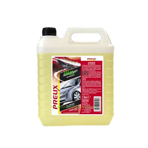 Autósampon és autóviasz termékek a polcokon