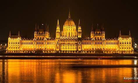 Parlament a Dunáról éjszakai világítás