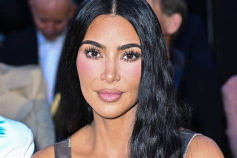 Kim Kardashian szemöldök nélkül a divatpartin