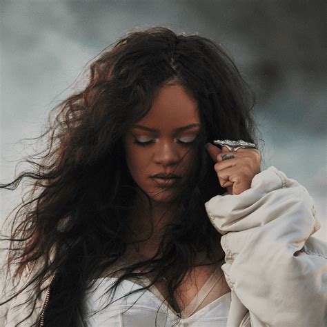 Rihanna csavart oldaltinccsel