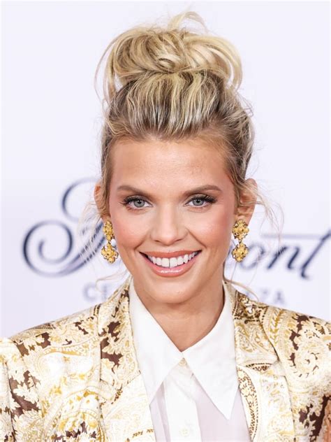 AnnaLynne McCord lófarokba kötött csavart hajjal