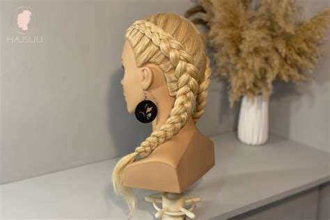 Fonatokkal díszített copf