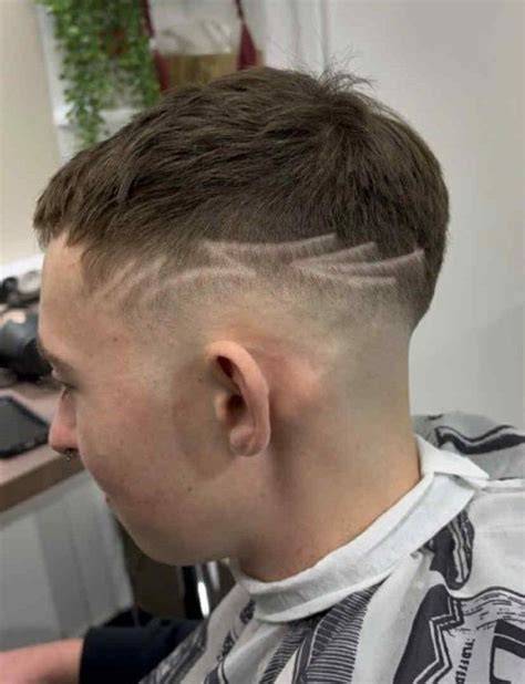 férfi hajtrendek 2026 grafika: buzz cut, slicked-back, high&tight