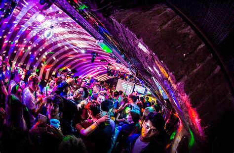 Budapesti éjszakai élet szórakozóhelyekkel