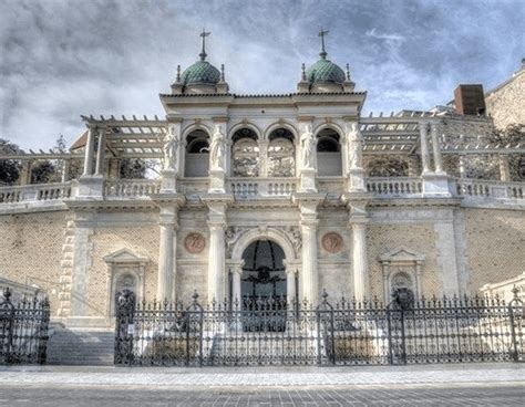 Budapesti épületek éjszakai fényekkel