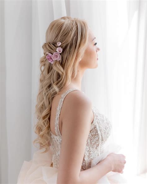 Esküvői frizura virágokkal