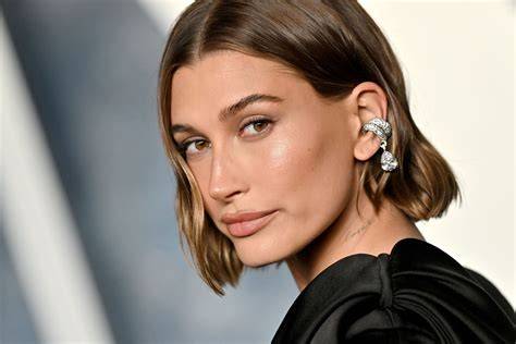 Hailey Bieber középtől oldalra váltás példája