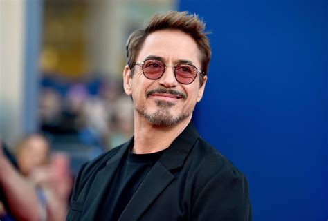 Robert Downey Jr. különböző filmjeiből és szerepeiből vett képek, amelyek a hajviseletének változásait mutatják be