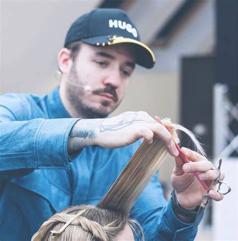 Esküvői hajvágás és styling modern eszközökkel