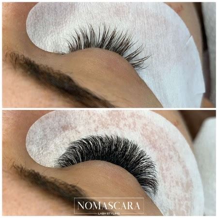 Nő műszempilla építése közben