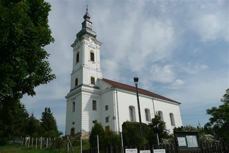 Illusztráció a sziráki evangélikus templomról és harangokról