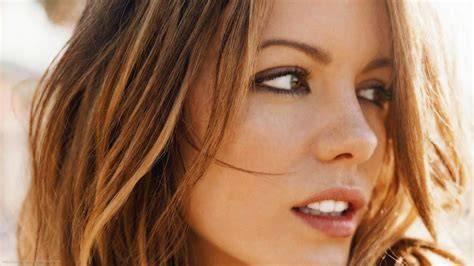 Kate Beckinsale fekete haj portré
