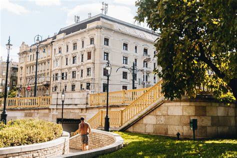 Jászai Mari tér közelében található modern szépségszalon látképe