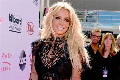 Britney Spears arcképe és koncertposzter