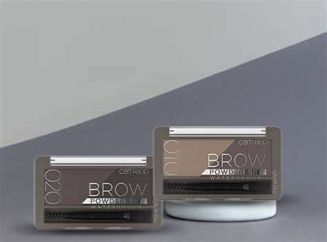 Infografika: Catrice Brow Powder Set Waterproof felépítése (tükör, púderpult, mini ecset és csipesz)
