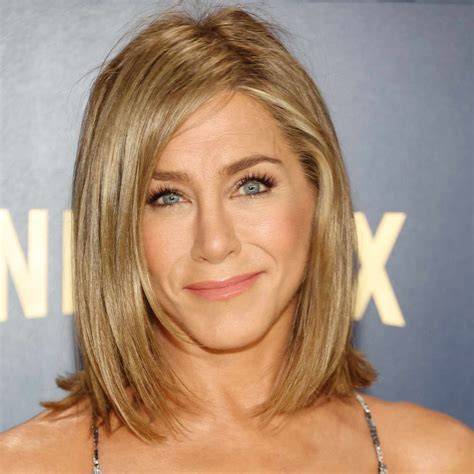 Jennifer Aniston 2023-2024 környéki rövidebb bob frizurája