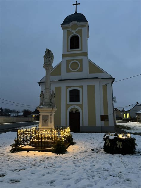 Karácsonyi díszbe öltözött templom