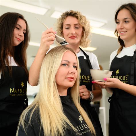 Infografika: L’Oréal Professionnel és NATULIQUE termékek összehasonlítása, szalonprofil és szolgáltatások útvonala