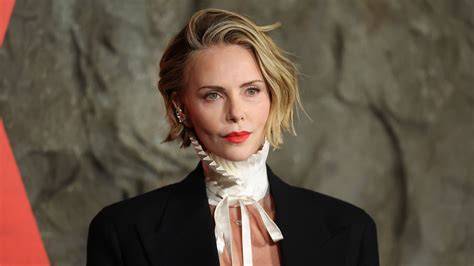 Charlize Theron új rövid frizurája felvételek