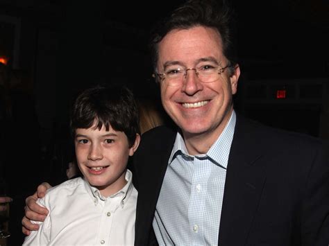 Stephen Colbert Amerika Kapitány pajzsával