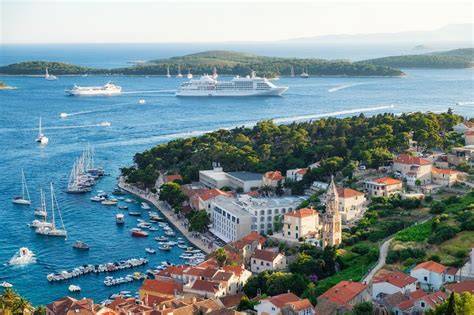 Adriai-tenger meteocunami jelensége Hvar szigetén rakparttal és hajókkal