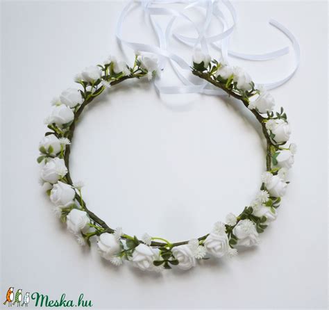 Friss virágokból készült menyasszonyi koszorú