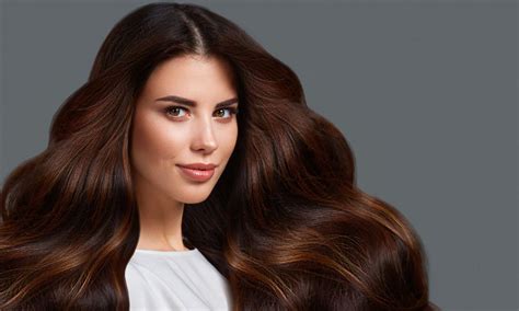 Hajszárítóval formázott dús haj