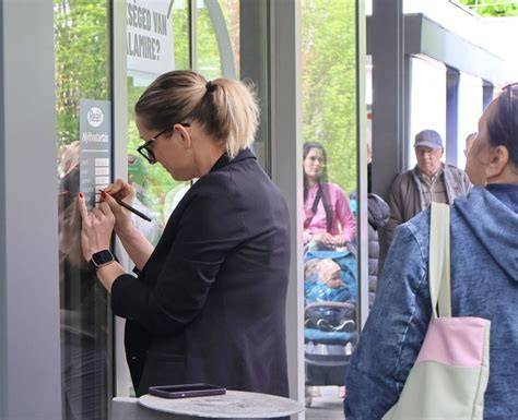 szombati forgalom a fodrászat előtt - emberek sorban
