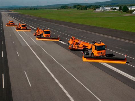 Mobil fénykereszt repülőtéri kifutópályán