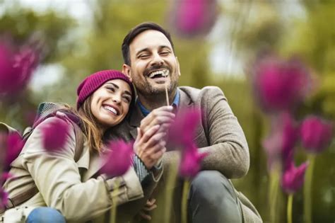 Nő melír sapkában, hajfestékkel a kezében